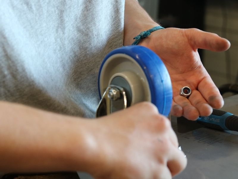 Fixation d’une roulette sur roule-bac inox lors de l’assemblage en atelier